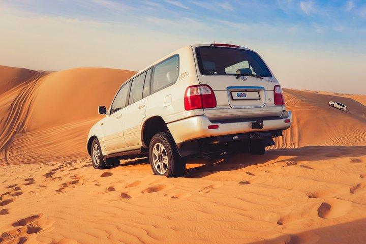 ドバイ赤砂丘砂漠サファリ（4×4ピックアップ、BBQディナー＆ショー付き）