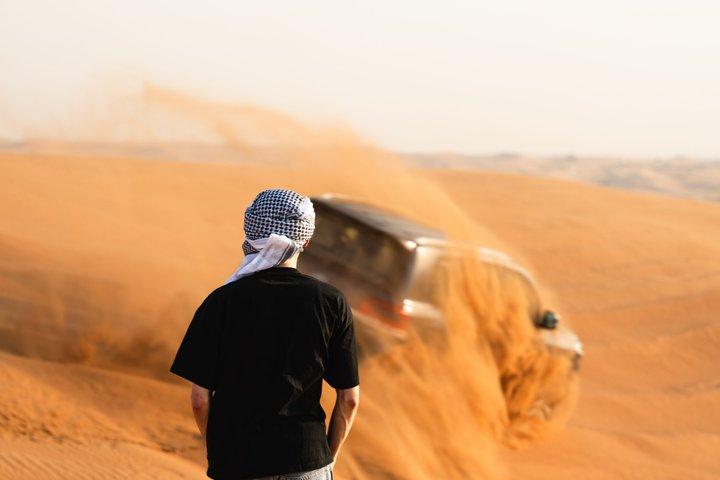 ドバイ赤砂丘砂漠サファリ(4×4ピックアップ、BBQディナー&ショー付き)