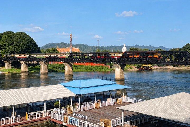 カンチャナブリプライベートツアー:エラワン滝、クワイ川&寺院