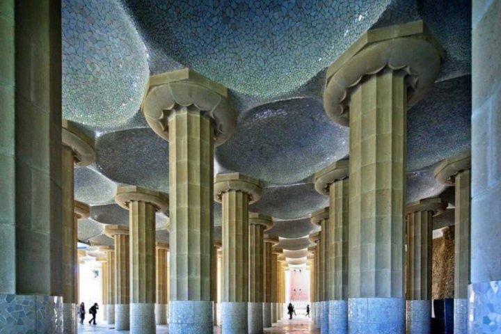 グエル公園ガイド付きツアーと入場券