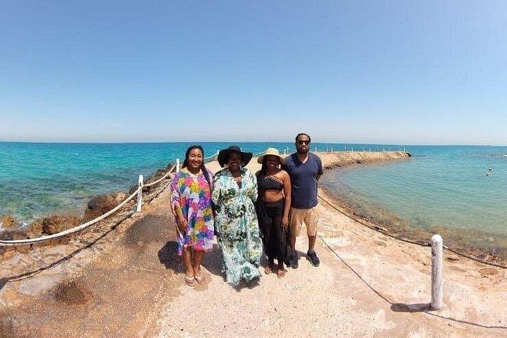 カイロまたはギザのホテルから紅海アインエルソクナビーチへの日帰り旅行