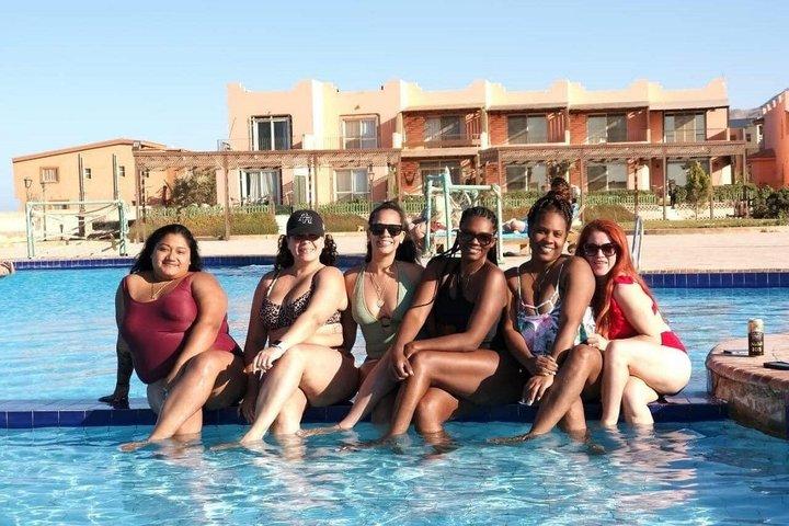 カイロまたはギザのホテルから紅海アインエルソクナビーチへの日帰り旅行