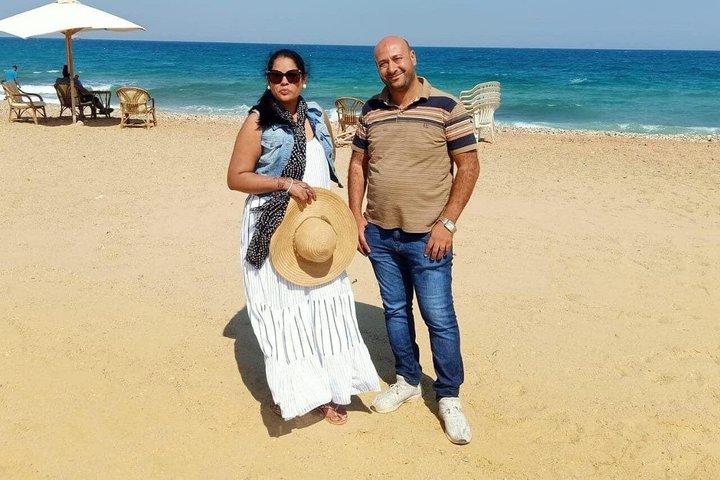 カイロまたはギザのホテルから紅海アインエルソクナビーチへの日帰り旅行