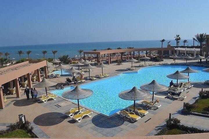 カイロまたはギザのホテルから紅海アインエルソクナビーチへの日帰り旅行