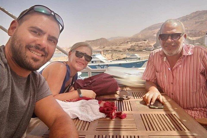 カイロまたはギザのホテルから紅海アインエルソクナビーチへの日帰り旅行