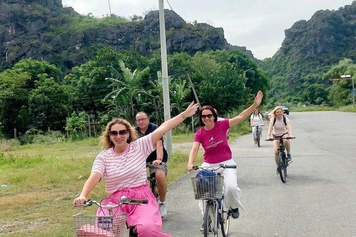 ハノイ発 ニンビン日帰り旅行（ボート乗船付き）リムジン9名様