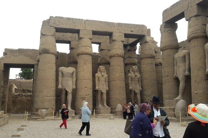 アスワンからルクソールへのナイルクルーズ2泊3日観光付き