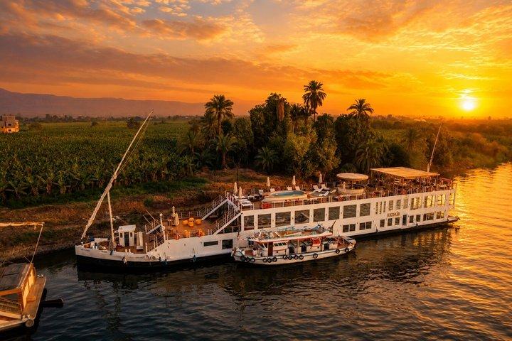 アスワンからルクソールへのプライベート4日間ウルトララグジュアリーダハビアクルーズ