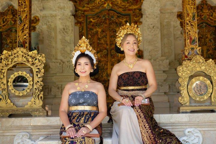 バリ島の伝統的なドレスでバリ島のプロフェッショナブルな写真撮影
