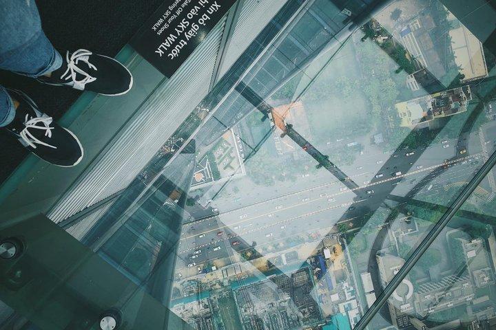 夜のハノイ：ローカルディナーとシティビューのルーフトップドリンク