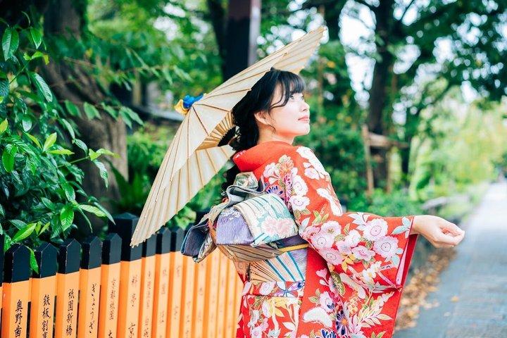 京都祇園：伝統的な町屋庭園の写真付きプレミアム着物
