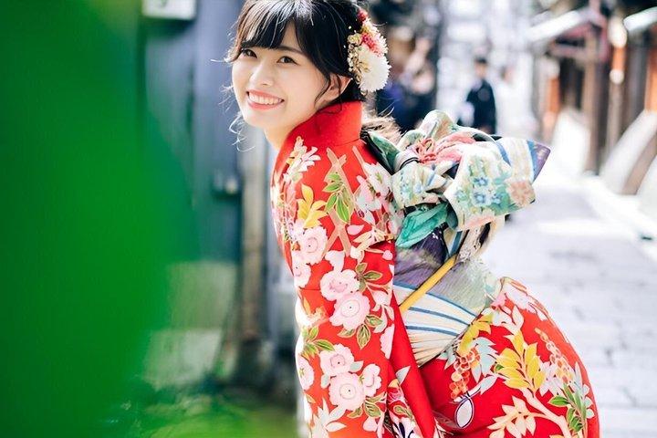 京都祇園：伝統的な町屋庭園の写真付きプレミアム着物