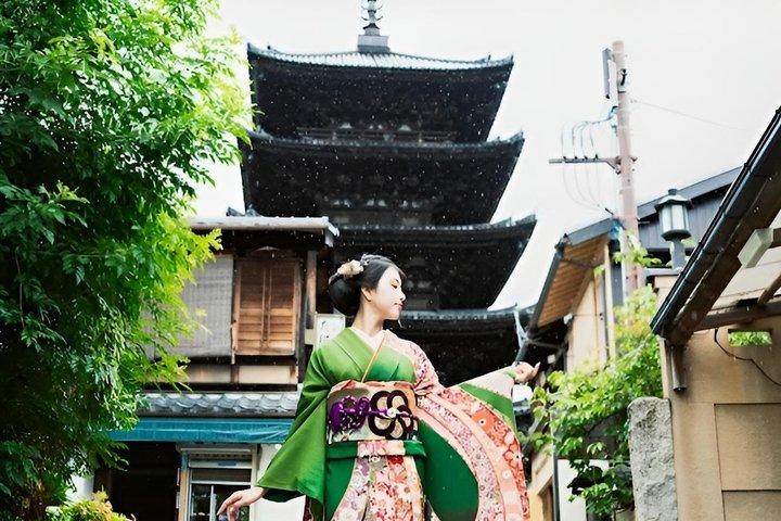京都祇園：伝統的な町屋庭園の写真付きプレミアム着物
