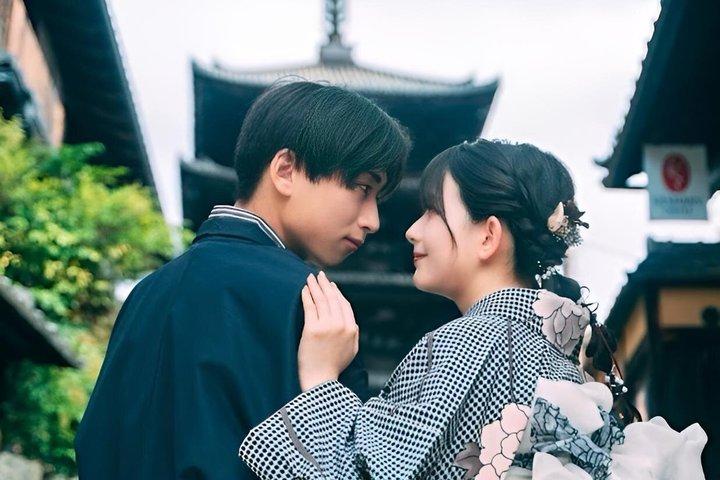 京都祇園：伝統的な町屋庭園の写真付きプレミアム着物