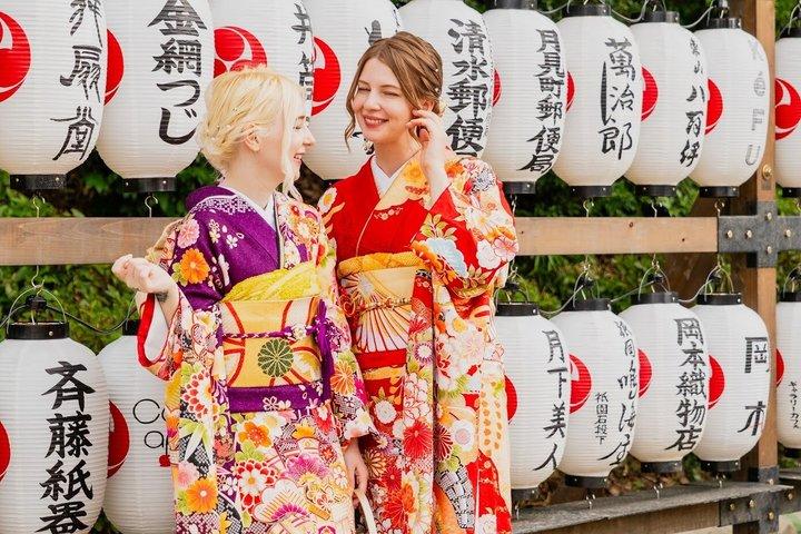 京都祇園：伝統的な町屋庭園の写真付きプレミアム着物
