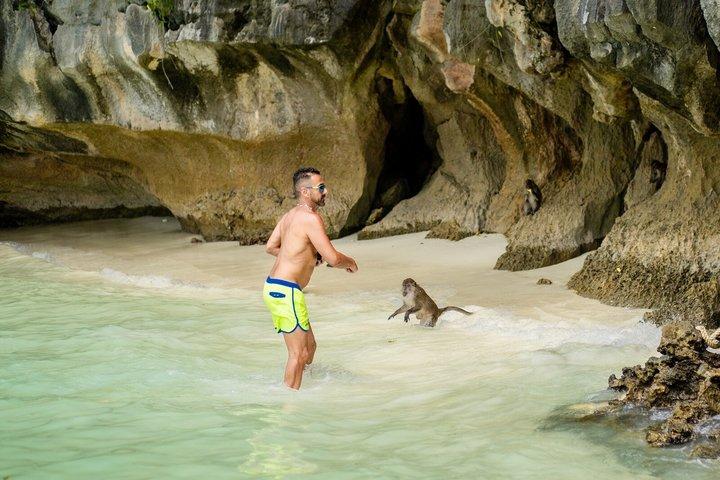 クラビからフィーフィー・マヤベイとバンブーアイランドへのツアー
