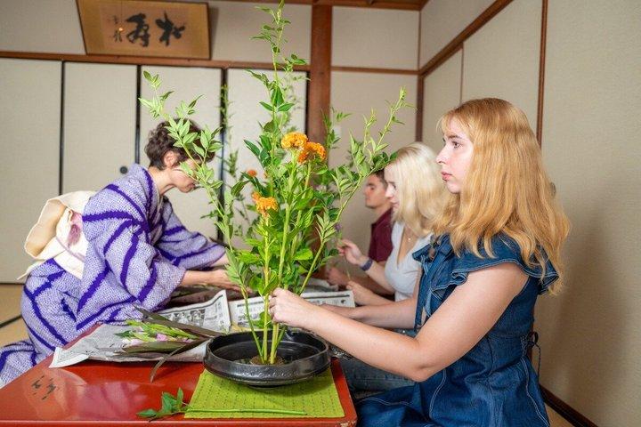 京都の町家で生け花を楽しむ
