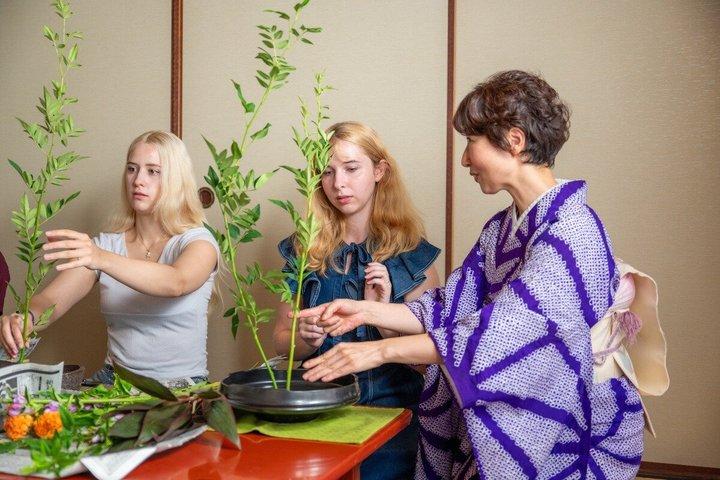 京都の町家で生け花を楽しむ