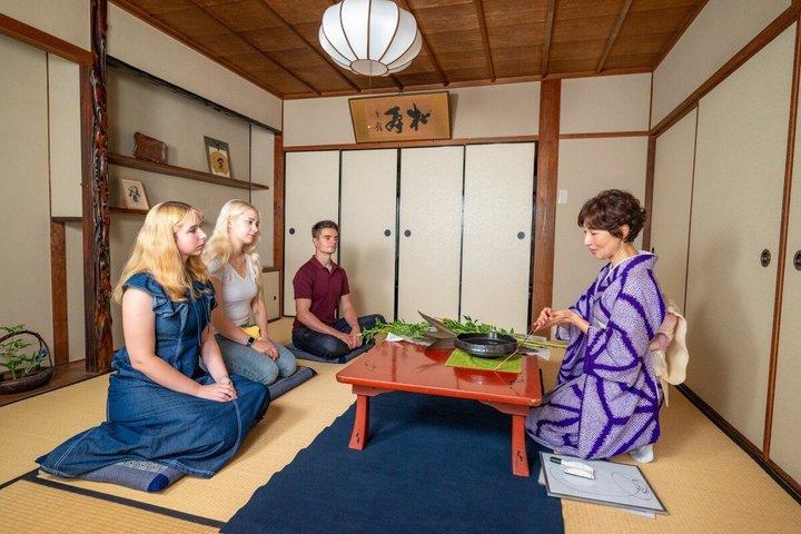 京都の町家で生け花を楽しむ