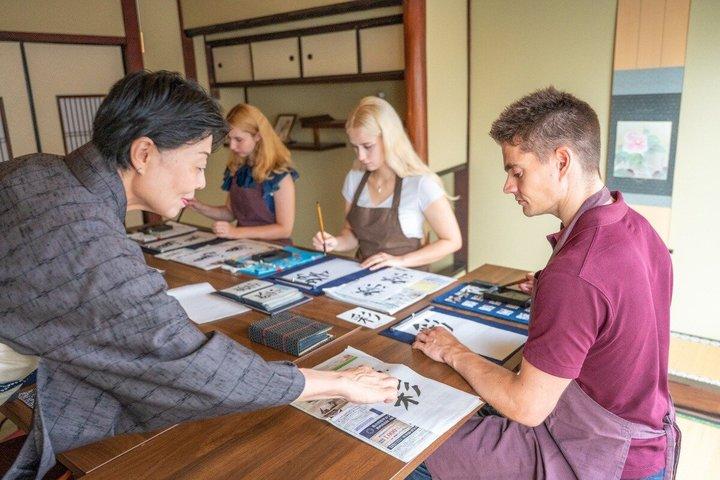 京都の町家で書道体験