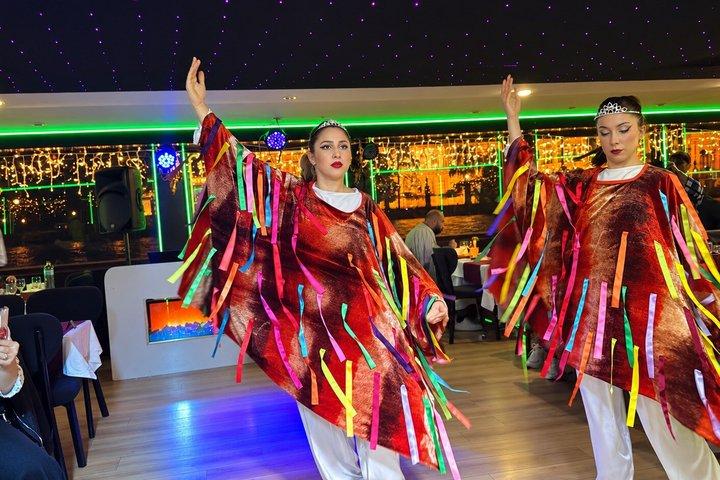 イスタンブール ボスポラス夜遊覧船とライブトルコショー