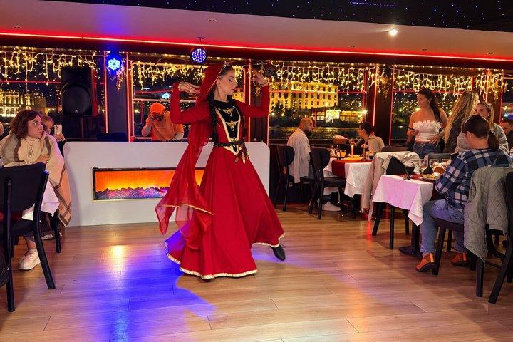 イスタンブール ボスポラス夜遊覧船とライブトルコショー