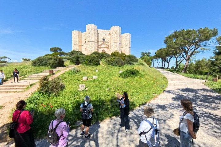 Walking tour Castel del Monte Unesco site