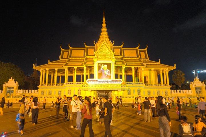 Phnom Penh: Private Tuk-Tuk Tour with Driver