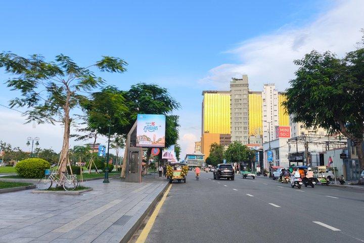 Phnom Penh: Private Tuk-Tuk Tour with Driver