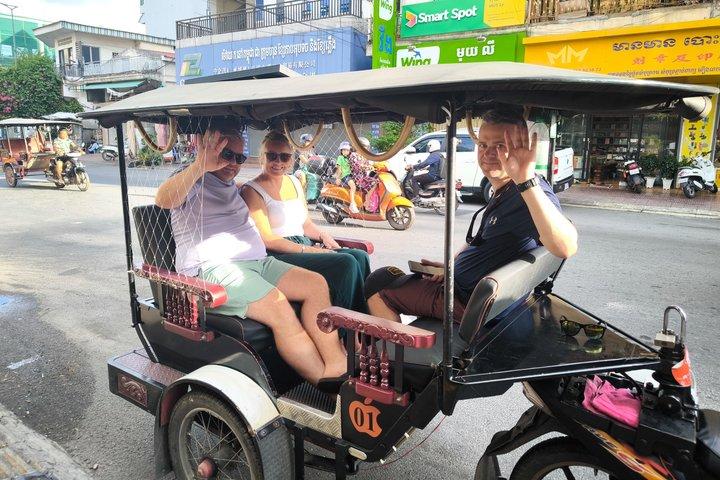 Phnom Penh: Private Tuk-Tuk Tour with Driver