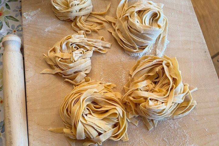 プライベート・フローレンス市場ツアー＆チンツィアの家でのパスタ教室