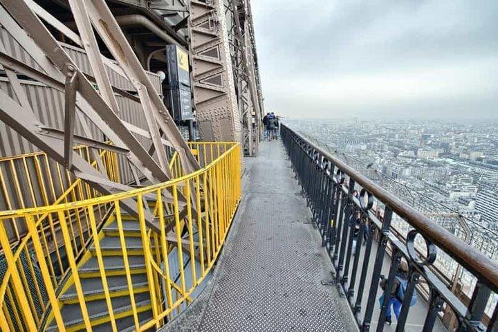 Tour Guiado da Torre Eiffel Subindo a Escada