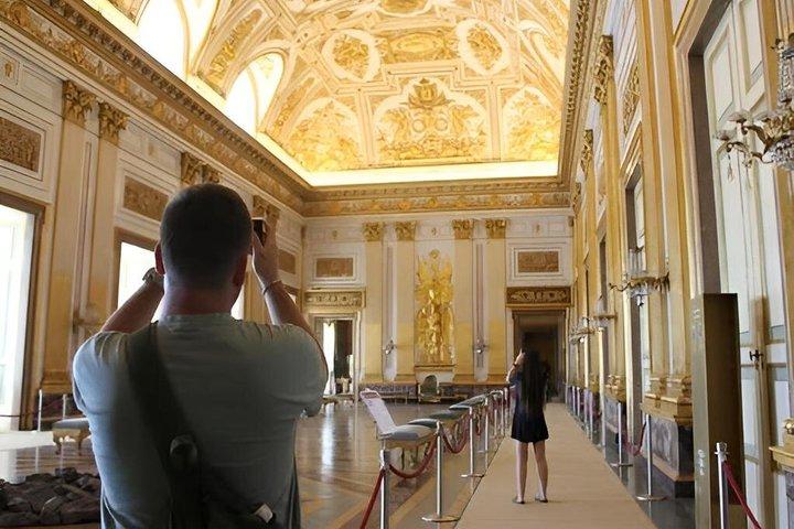ローマ発、カゼルタ王宮とポンペイへのプライベートガイド付きツアー