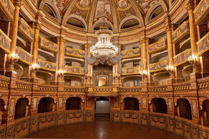 ローマ発、カゼルタ王宮とポンペイへのプライベートガイド付きツアー