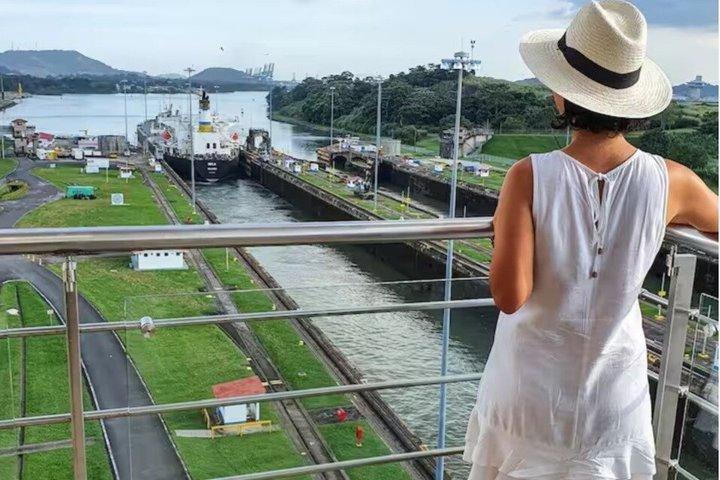 空港からの途中下車：運河、旧市街、アマドール