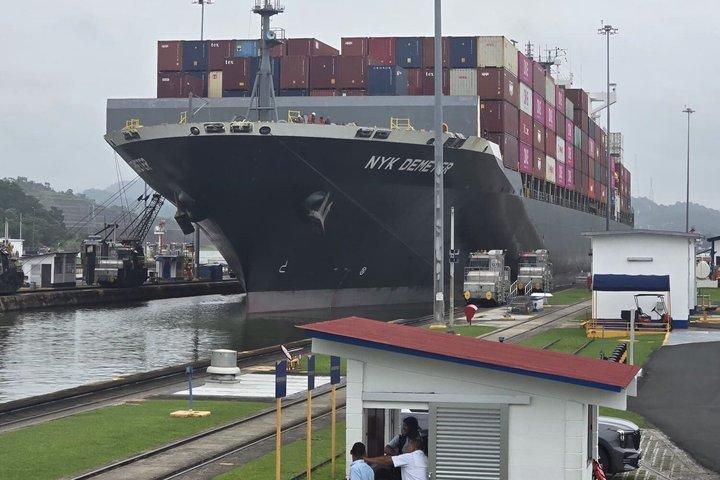空港からの途中下車：運河、旧市街、アマドール