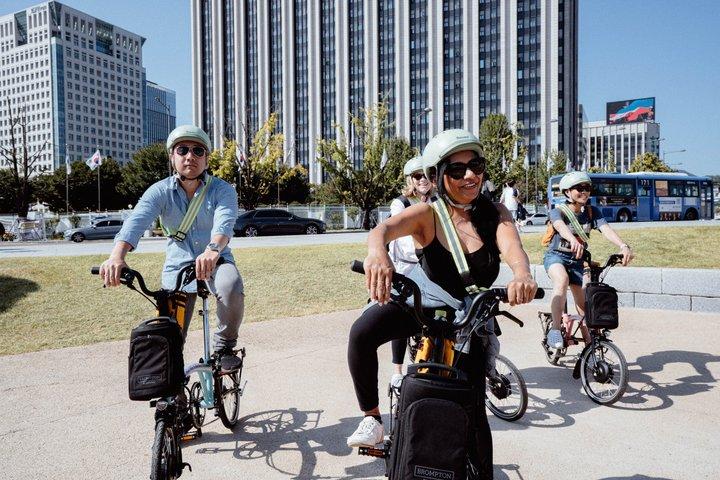 地元民のように楽しむソウル：隠れた名所と韓国語料理のEバイクツアー