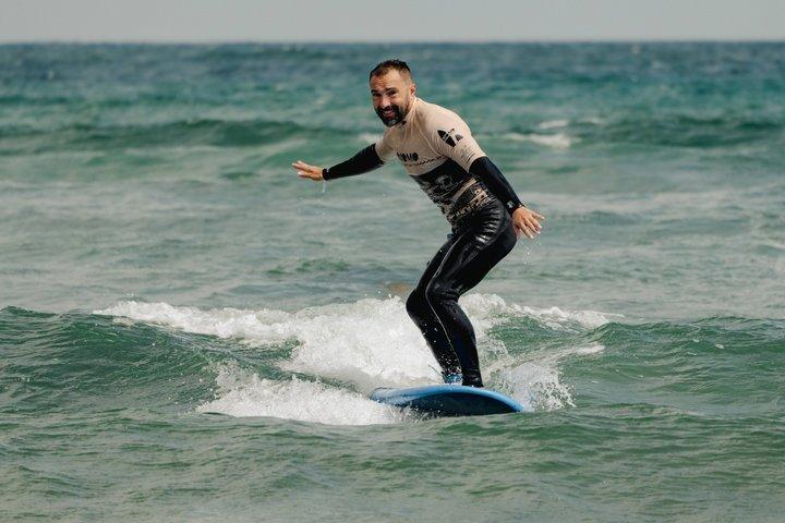ランサローテ島でのサーフィンレッスン：地元のスクールでサーフィンを学ぼう