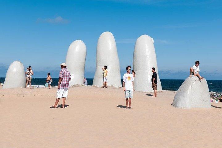 モンテビデオ発:地元ガイド付きプンタ デル エステとカサプエブロ