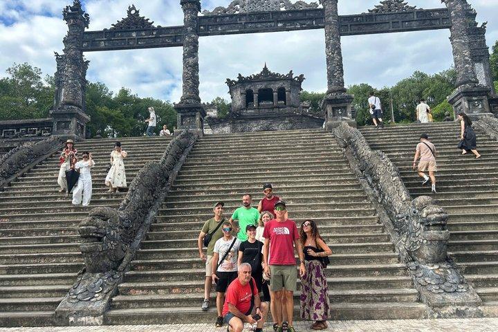 フエ：3つの王墓、ティエンムー寺院、香の村ツアー