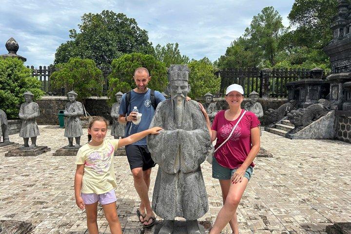 フエ：3つの王墓、ティエンムー寺院、香の村ツアー