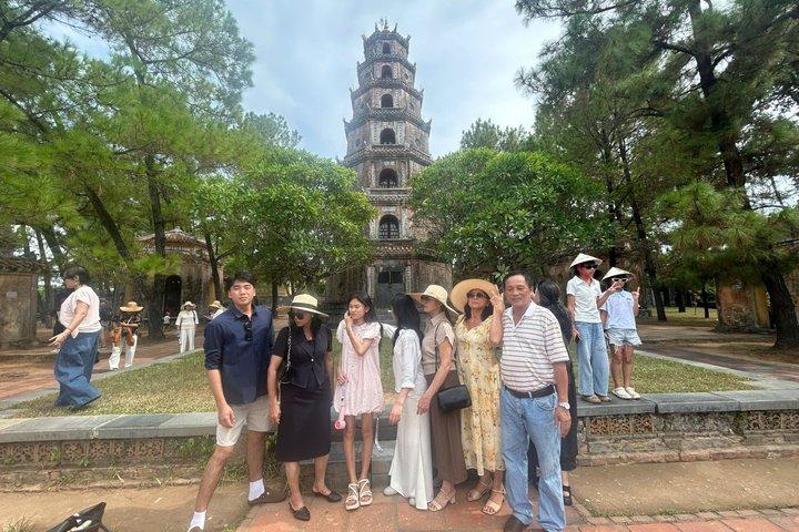 フエ：3つの王墓、ティエンムー寺院、香の村ツアー