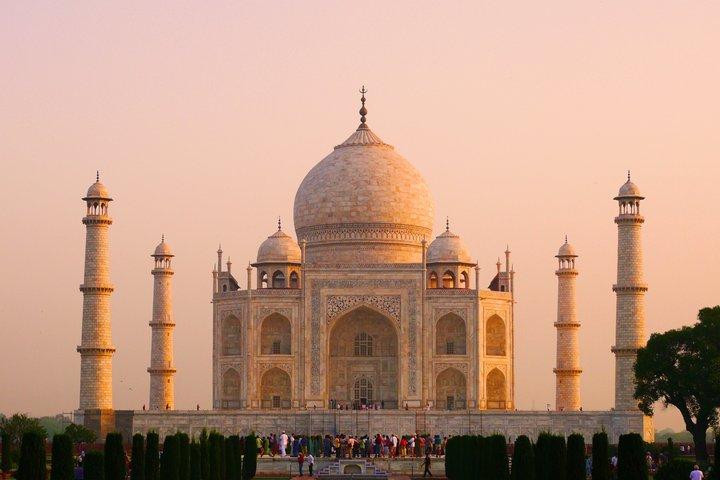 デリー発、タージ・マハル・マトゥラ・ヴリンダーヴァン日帰り旅行