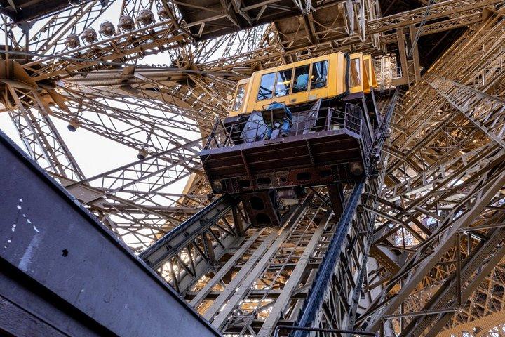 Eiffel Tower Reserved Access by Elevator and Seine Cruise