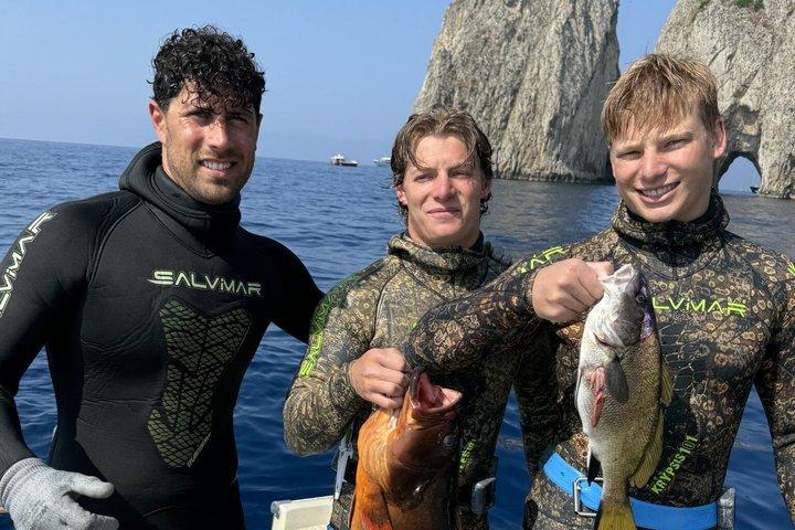カプリ島でのスピアフィッシングとシュノーケリング