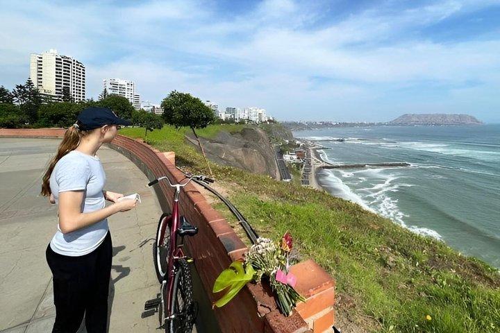 Morro Solar、Barranco 、 & Mirafloresとリマバイクツアー