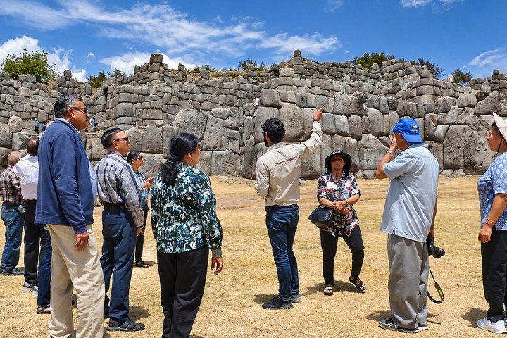 サン・ペドロ市場、コリカンチャ、4つの遺跡を巡るプライベート市内観光ツアー