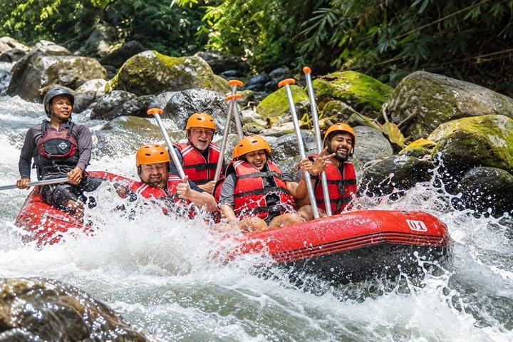 バトゥール山サンライズトレッキング＆アユン川ラフティング