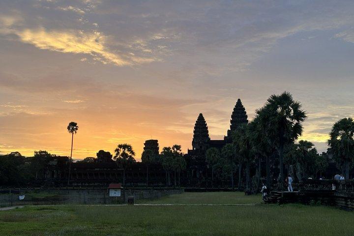 Sunrise Tour of Angkor Wat with Italian Guide Bayon and Ta Prohm