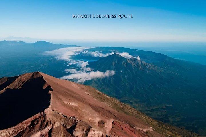 シデメン:マウント・アグン日の出または日中のトレッキング 3,142mの山頂